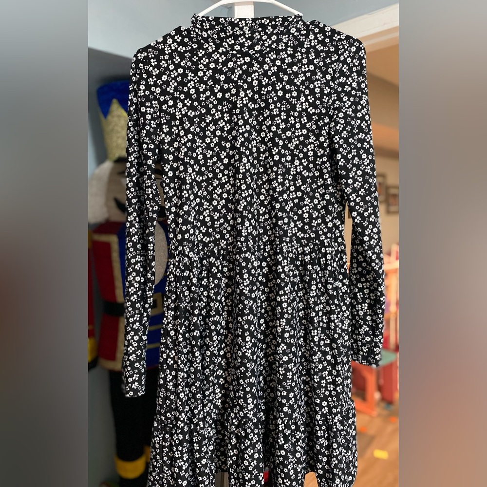 Lily Rose, black dress with white flower pattern ￼